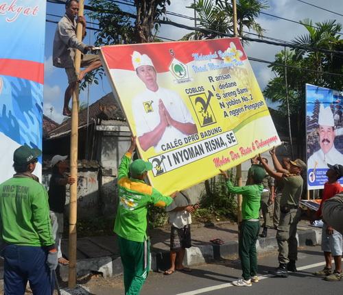 Puluhan Alat Peraga Kampanye di Kecamatan Mengwi Di Tertibkan Tim Gabungan